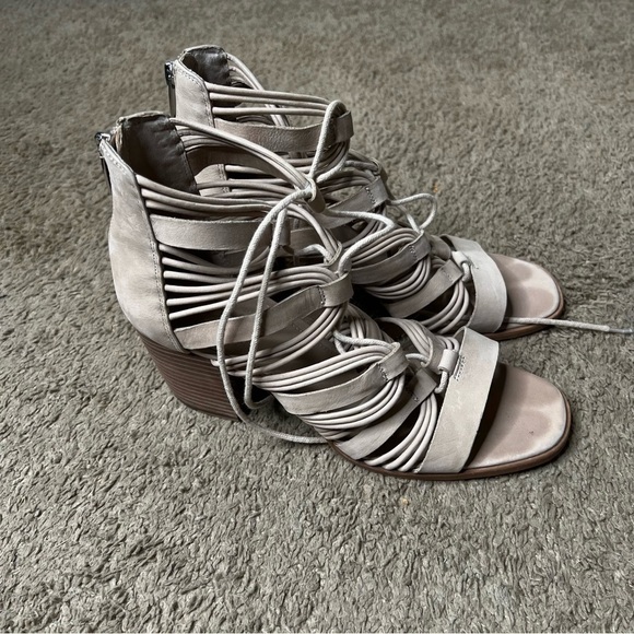 VINCE CAMUTO Crème Lace Sandals - Picture 1 of 7